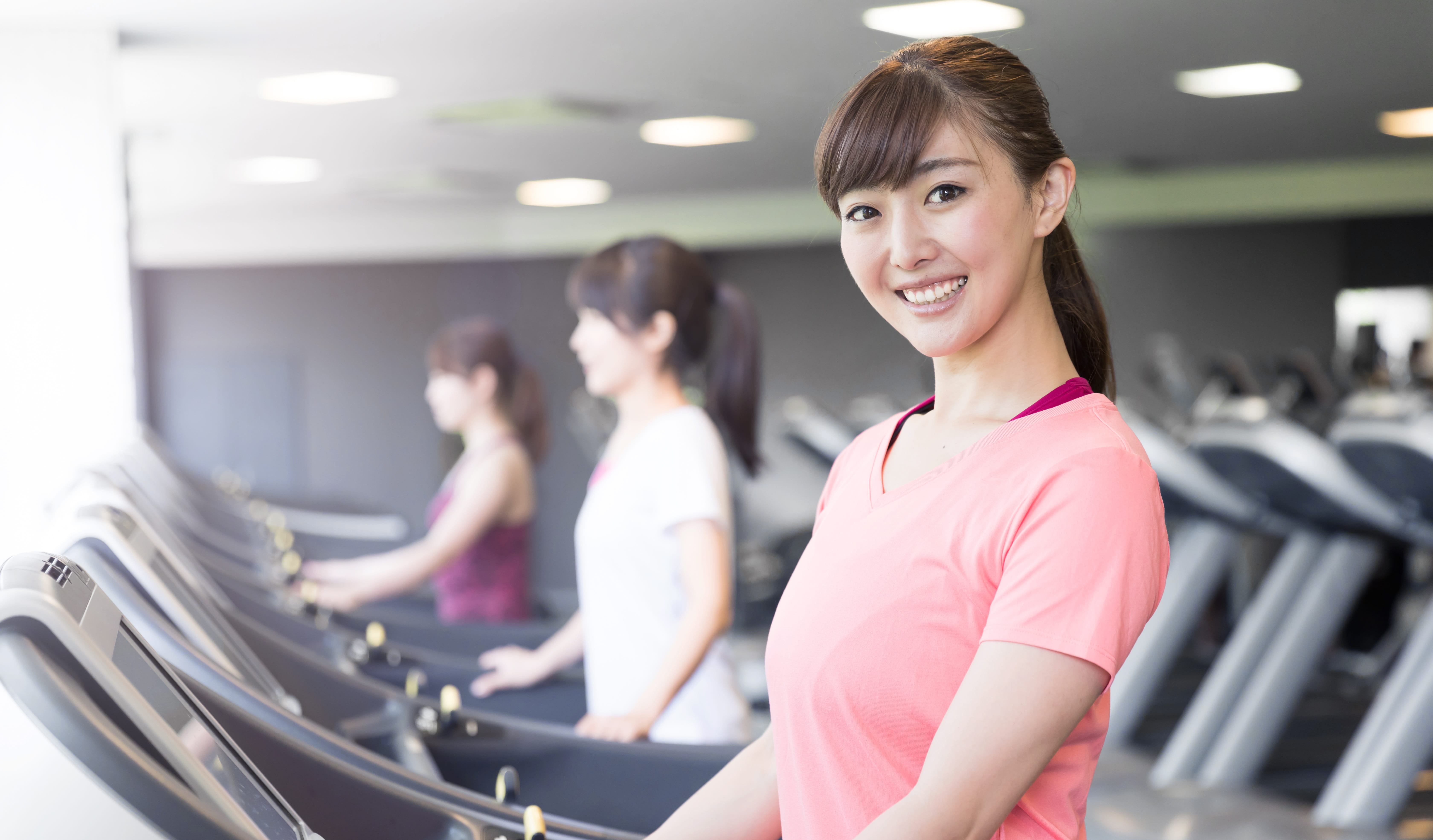 女性が筋トレしている姿